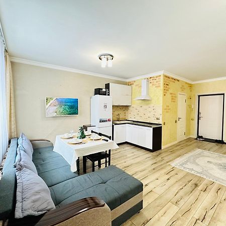 Vostochnyi Park Apartament In The Center Of Almaty Lejlighed Eksteriør billede